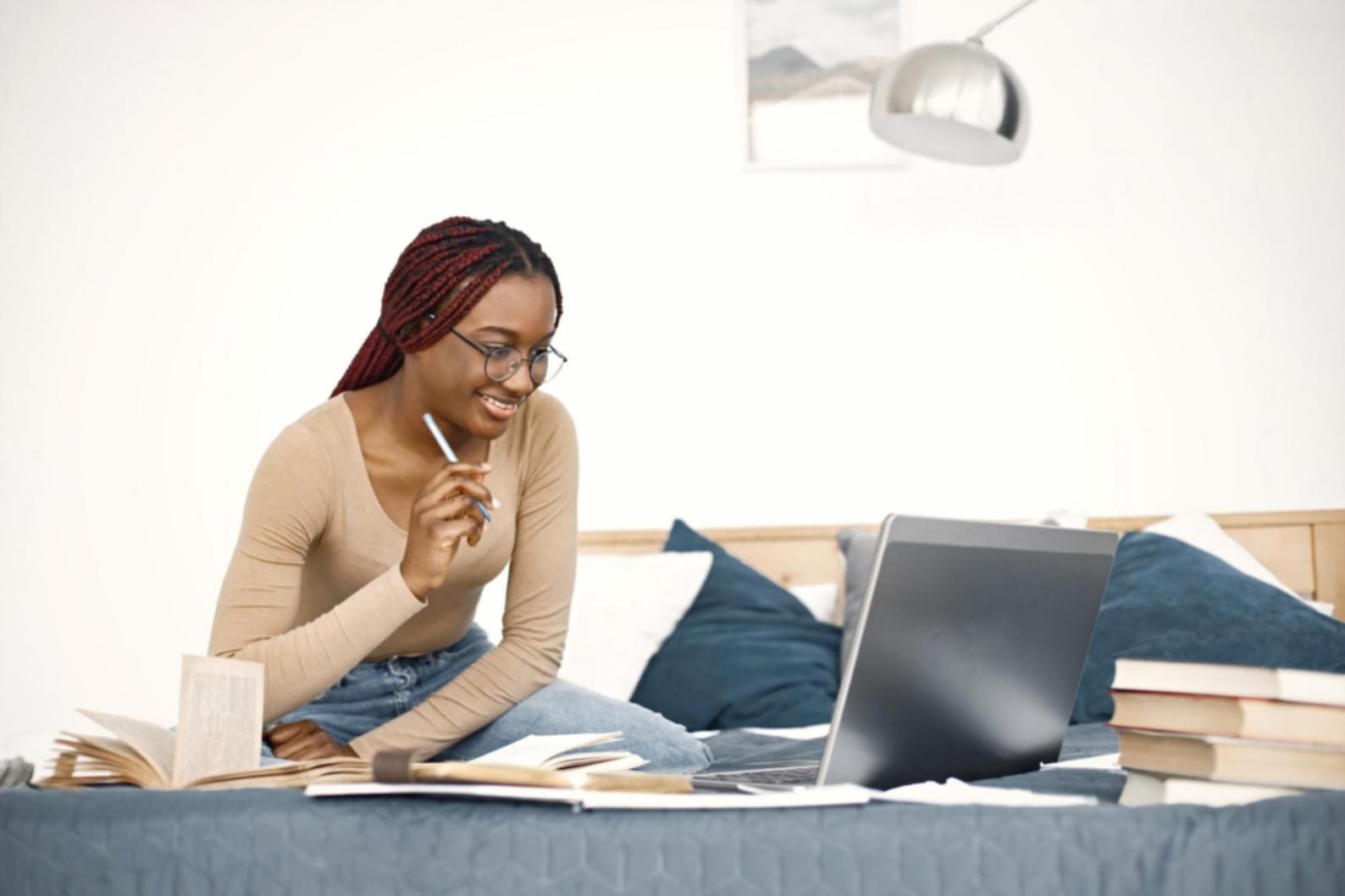 Profissional analisando dados financeiros e gráficos de investimento